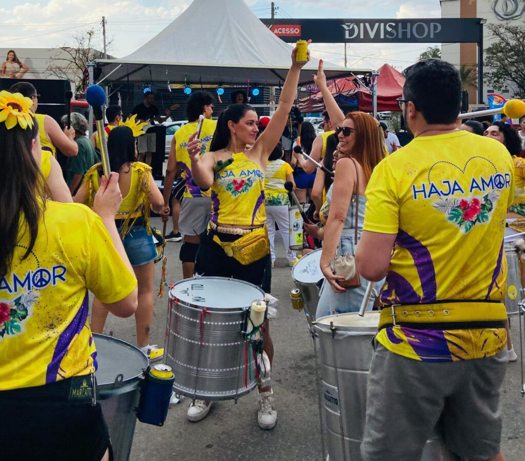 Chuva vira trilha sonora e foliões mantêm energia no ensaio do Pré-Carnaval em Divinópolis IMG-20250913-WA0110