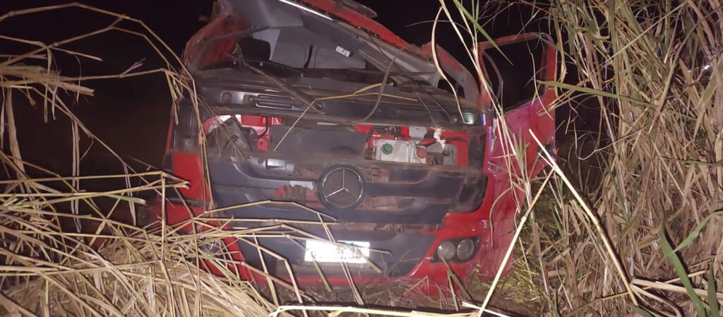 Caminhão carregado de tomates capota na MG-060 e deixa passageiro gravemente ferido IMG-20250917-WA0011