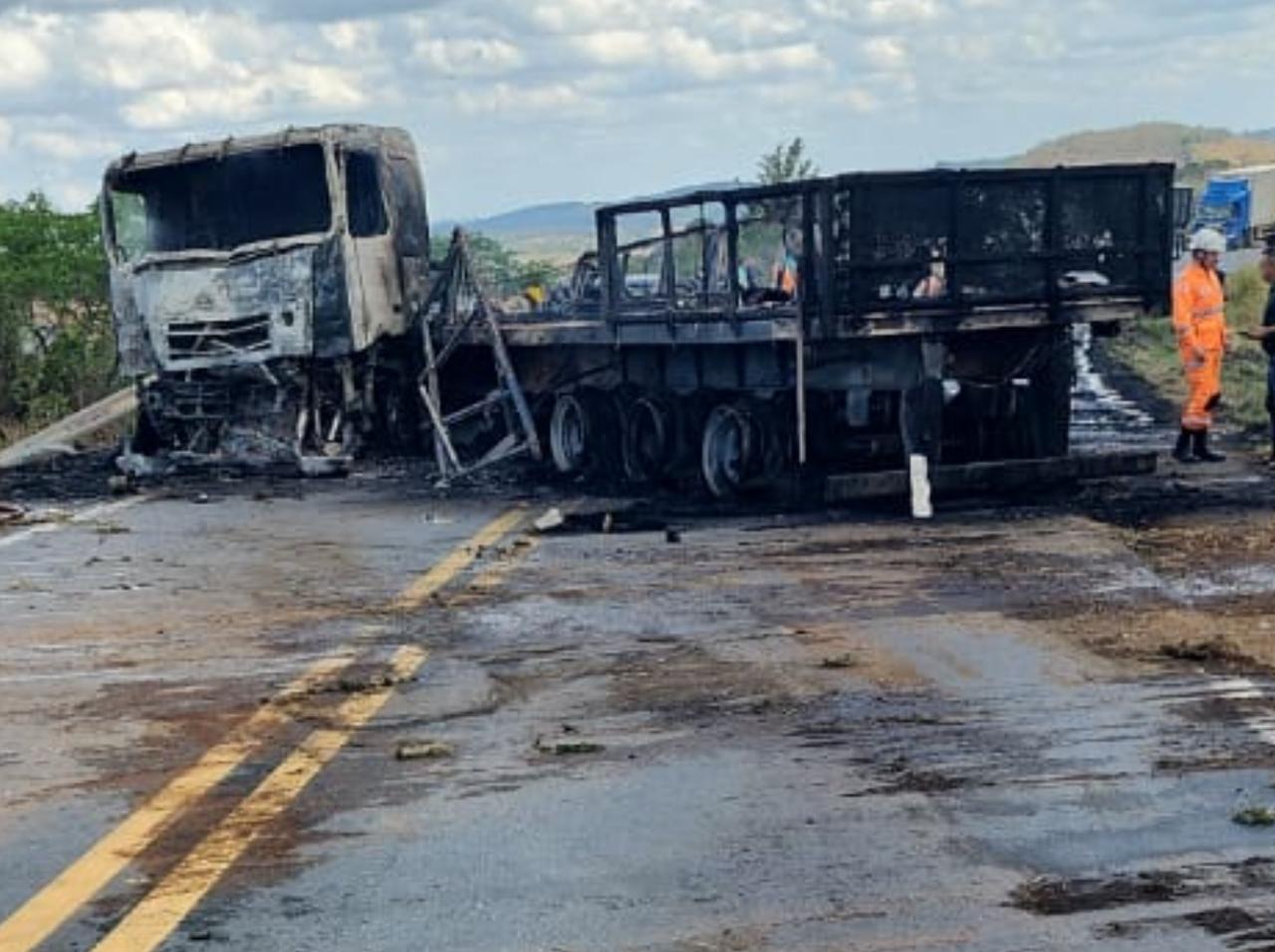 Acidente com incêndio na BR-354 em Formiga mata caminhoneiro e deixa criança ferida