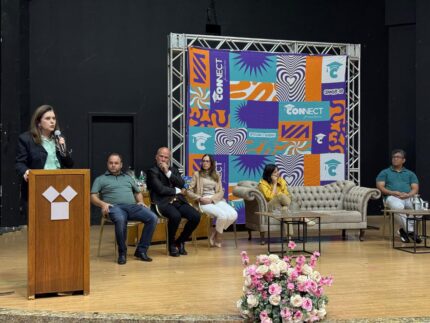 “Gleide Andrade destaca papel dos futuros juristas na defesa da soberania durante Semana Jurídica em Divinópolis”