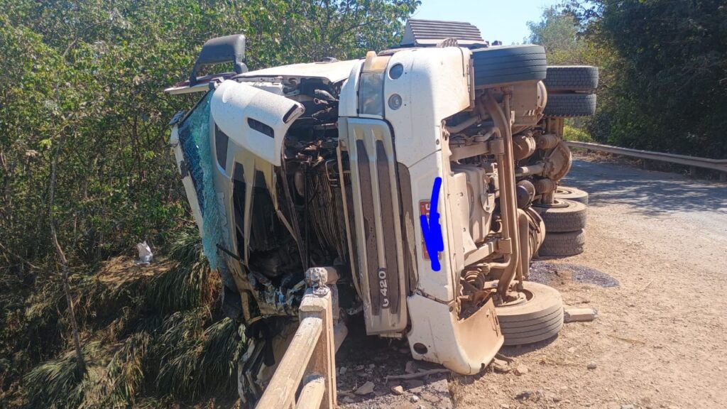 Motorista fica ferido após tombamento de caminhão com carga de café Imagem do WhatsApp de 2025-09-11 à(s) 15.03.03_6e5fdedb