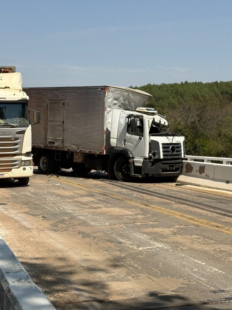 Caminhão e carreta colidem frontalmente na estrada entre Pitangui e Martinho Campos Imagem do WhatsApp de 2025-09-12 à(s) 12.17.32_15bb99db