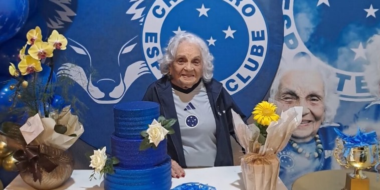 Torcedora símbolo do Cruzeiro celebra 106 anos em clima de vitória no Mineirão