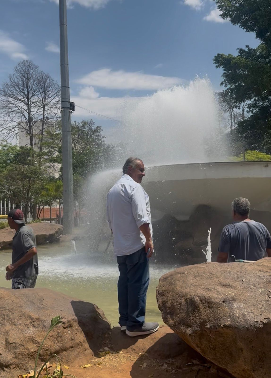 Praça da Matriz ganha vida com revitalização da fonte luminosa em Itaúna