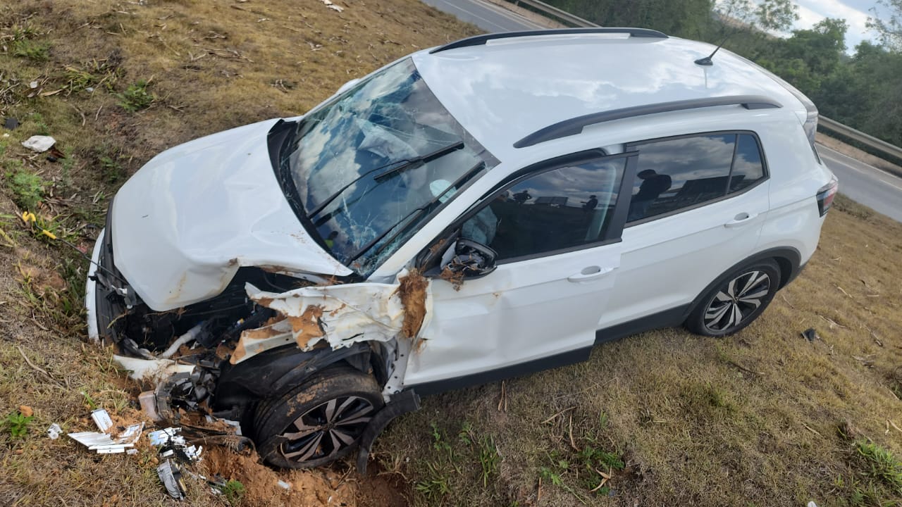 Condutor de 70 anos cai em vala após carreta fechar passagem em Formiga