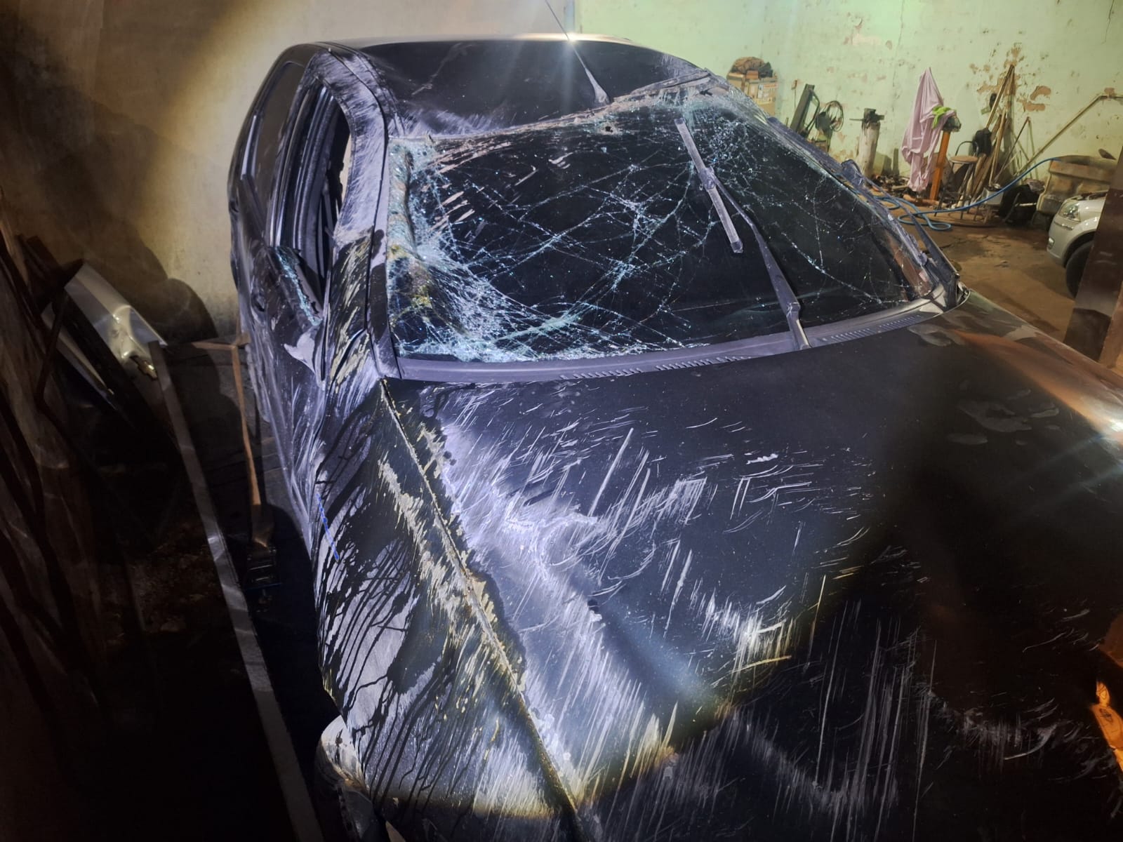 Acidente na MG-170 em Pimenta deixa dois jovens feridos após carro bater em barranco
