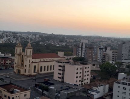 Céu brincalhão: sol aparece, desaparece atrá das núvens mas chuva pode dar o tom da quarta em Divinópolis