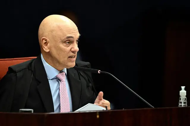 Voto do ministro Alexandre de Moraes enquadra Bolsonaro como líder de organização criminosa e defensor de golpe de Estado