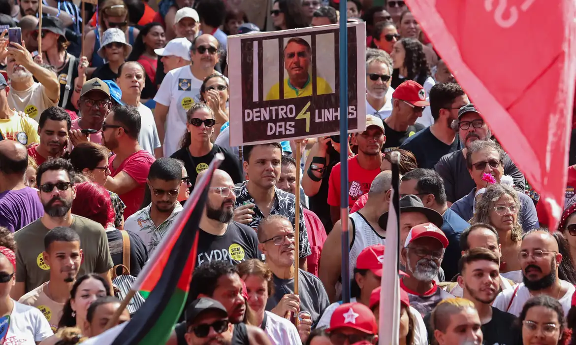 Protestos contra PEC da Blindagem e anistia chegam a Divinópolis e todo o país