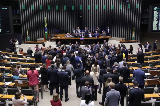 Urgente: Deputados aprovam urgência da anistia aos golpistas; oposição pressiona por inclusão de Bolsonaro camara dos deputados