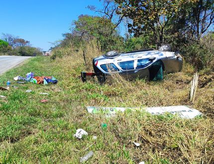 Veículo capota na BR-494 em Divinópolis; criança e idosos saem feridos carro capotado