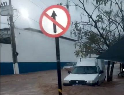Chuva forte alaga ruas e deixa Nova Serrana sem energia; Prefeitura emite Nota Oficial; temporal atinge outros municípios e estados chuva Nova Serrana