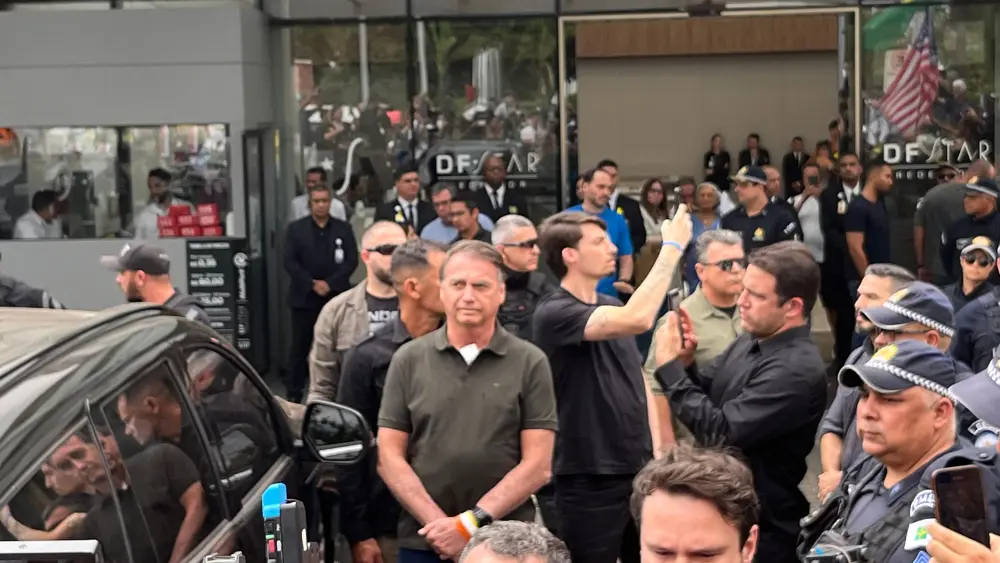 Bolsonaro deixa hospital, emociona apoiadores e retorna para prisão domiciliar