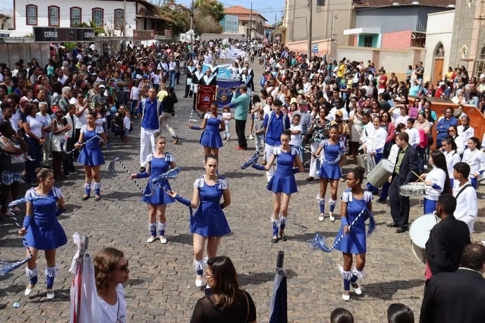 Carmo da Mata celebra 7 de Setembro com desfile cívico e fanfarras e283ffa04260c761a1d531f2f08dbc16