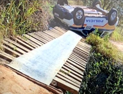 Viatura da Policia Militar capota em perseguição em Barroso e reforça histórico de acidentes recentes da corporação; policiais saem ilesos