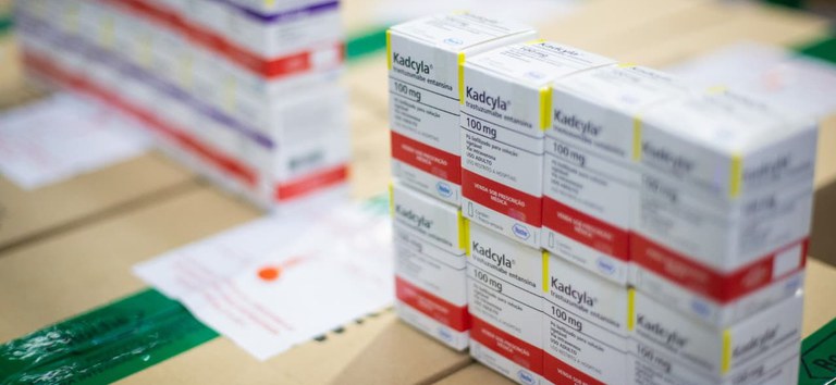 Ministério da Saúde recebe remessa inédita de medicamento que promete reduzir em até 50% mortes por câncer de mama no Brasil