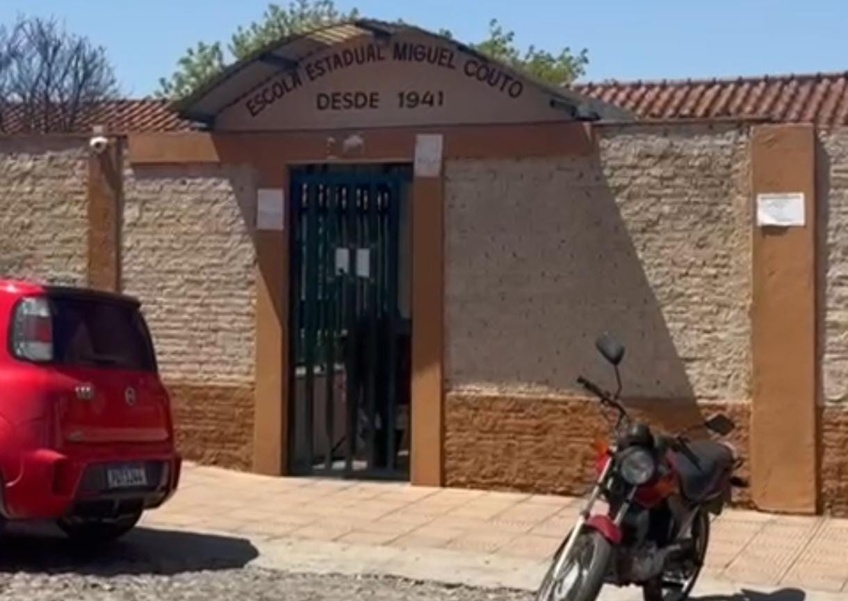 Alunos são suspeitos de praticar racismo e homofobia dentro da Escola Estadual Miguel Couto, em Divinópolis