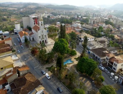 Desvio de R$ 1,3 milhão: Justiça bloqueia bens de vereador e ex-gestores de Carmópolis de Minas após suspeita de desvio