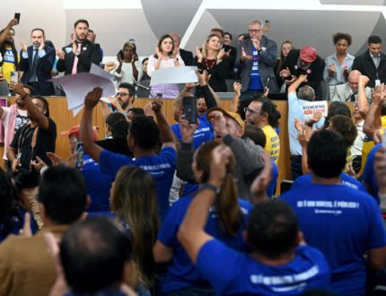 Milhares de trabalhadores ocupam a ALMG em protesto histórico contra a privatização da COPASA