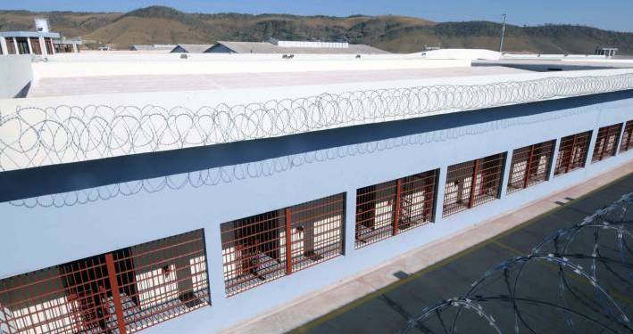 Professora flagrada em ato sexual com preso dentro de penitenciária em Minas pede dispensa do cargo