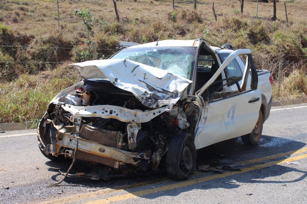 Acidente entre carro e caminhão deixa feridos em Carmo do Cajuru Grave acidente entre carro e caminhão deixa feridos em Carmo do Cajuru