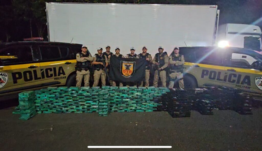 Polícia Militar Rodoviária apreende mais de meia tonelada de cocaína pura avaliada em R$ 100 milhões na MGC-497, em Campina Verde IMG-20251018-WA0011