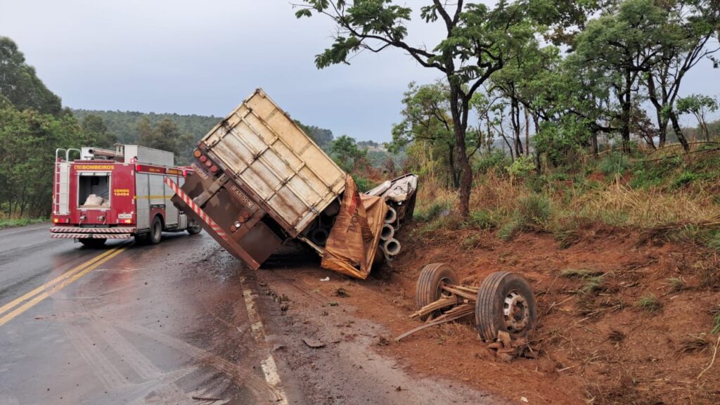 Jovem morre após carreta perder o controle e bater em barranco na BR-354, em Formiga IMG-20251031-WA0019