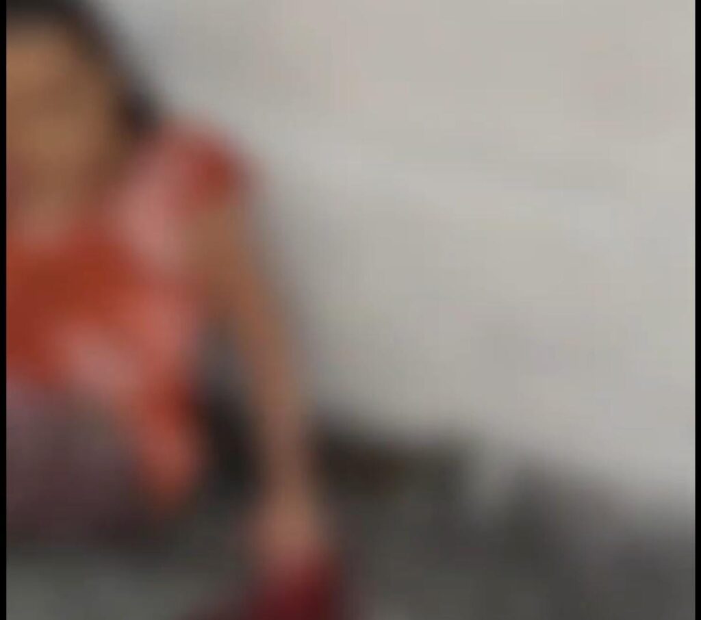 Idosa de 70 anos perde dedos após se enrolar em fios soltos no Bairro São José, em Divinópolis Idosa de 70 anos perde dedos após se enrolar em fios soltos no Bairro São José, em Divinópolis