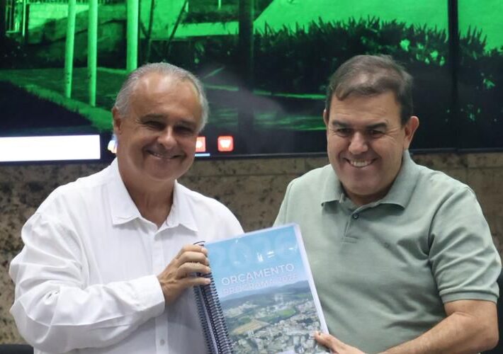 Gustavo Mitre surpreende e entrega pessoalmente orçamento de R$ 745 milhões à Câmara de Itaúna