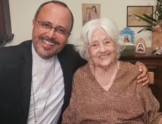 Adélia Prado recebe bênção apostólica do Papa e emociona Divinópolis às vésperas de completar 90 anos