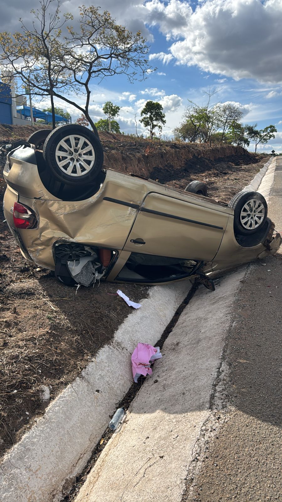 Mulher capota carro na BR-494 em Divinópolis após ser fechada por caminhão