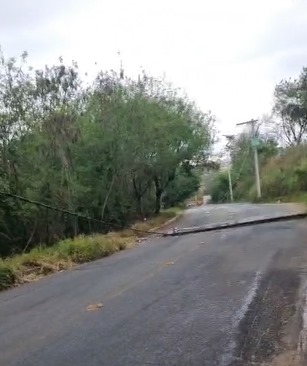Poste cai em curva entre Candelária e Jardim dos Oliveiras; sinalização precária eleva risco de acidentes