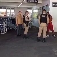 Morador de rua agride mulher em supermercado no Centro de Nova Serrana e causa pânico entre clientes Imagem do WhatsApp de 2025-10-13 à(s) 11.30.44_8bc2e5bb