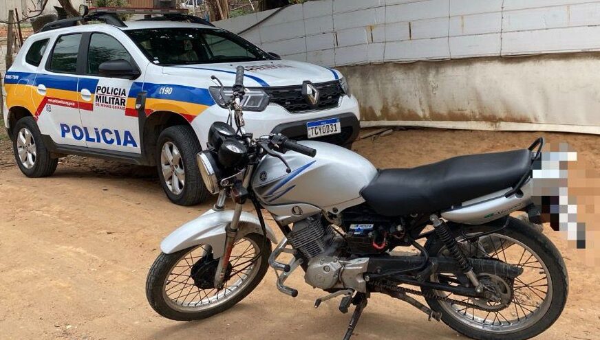 Homem é agredido com socos e tem moto roubada em praça de Bom Despacho; PM age rápido e captura dupla