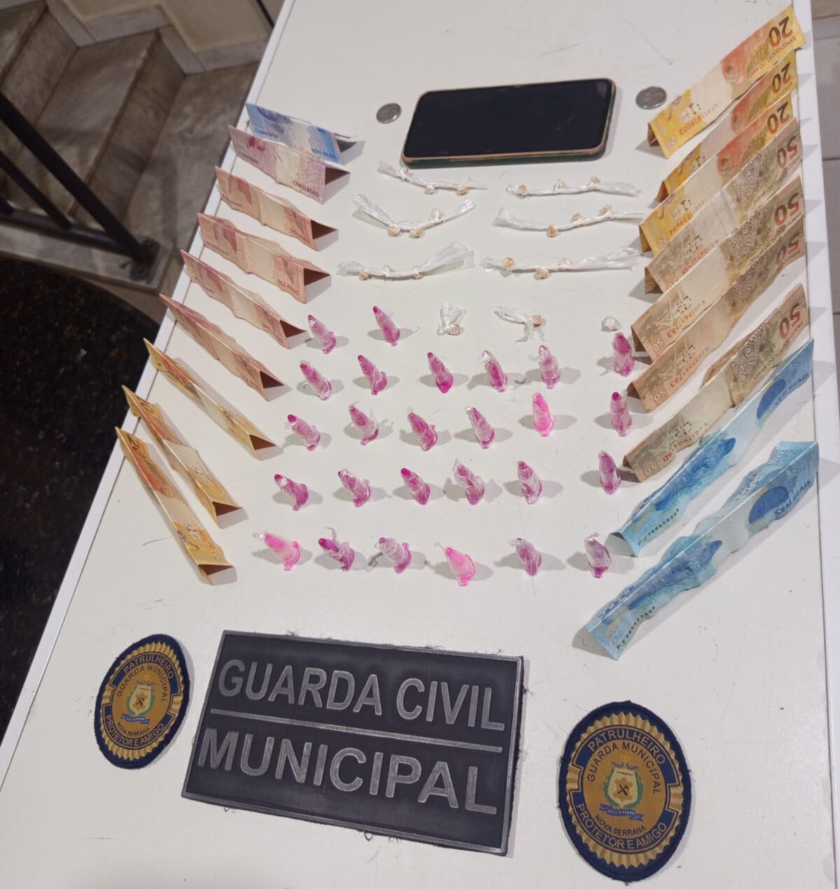 Guarda Civil de Nova Serrana prende casal com mais de 40 porções de drogas em ponto conhecido de tráfico no Bairro Industrial