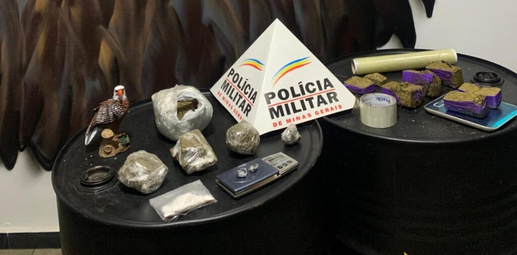 Mulher de 23 anos é presa com grande quantidade de maconha e cocaína em operação ousada da PM em Itaúna Imagem do WhatsApp de 2025-10-24 à(s) 09.18.04_737ca597