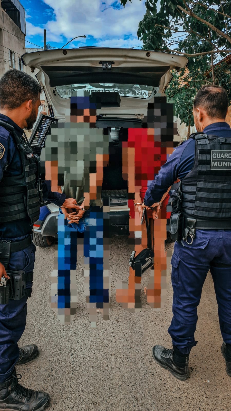 Casal formado por duas pessoas do mesmo sexo, uma se identifica como mulher, é preso por tráfico de drogas