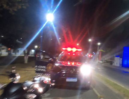 Vídeo mostra perseguição alucinada em Nova Serrana: adolescente foge da Guarda Municipal em alta velocidade e tenta cruzar passarela