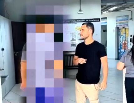 Servidor municipal é seguido e flagrado por prefeito de Divinópolis após bater ponto e voltar para casa Prefeito - servidor