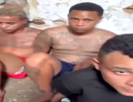 BOPE divulga vídeo de presos na operação contra o tráfico, algemados e mostrando seus rostos; “levanta a cara” diz policiais