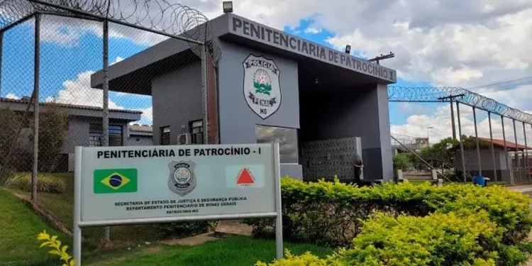 Professora é flagrada em ato sexual com detento dentro de penitenciária