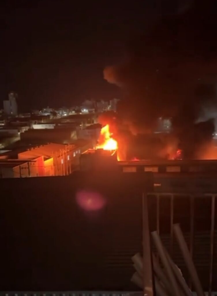 Incêndio de grande proporção atinge fábrica em Nova Serrana Screenshot_20251005_061002_Gallery