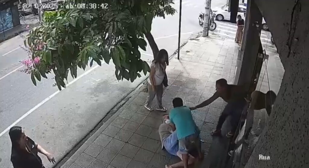 Violência em Divinópolis: Morador em situação de rua agride idoso e assusta pedestre na Goiás Screenshot_20251018_140547_WhatsApp