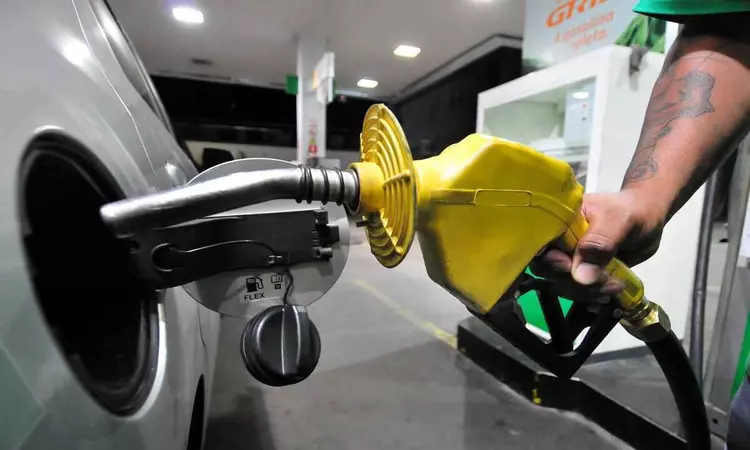 Alívio no bolso: Petrobras corta preço da gasolina e redução já chega a 10% em 2025 bomba-de-gasolina-abastecendo-carro-_1_86591