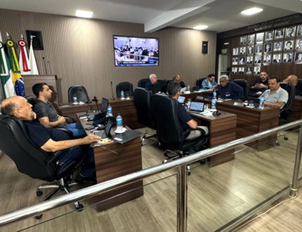 Câmara de Cláudio aprova projetos e debate segurança escolar após briga de alunos em frente de escola
