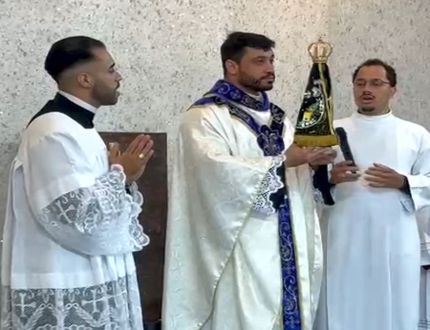 Em Divinópolis, católicos lotam o Santuário de Nossa Senhora Aparecida em um dia de fé, orações e emoção capa homenagem a Nossa Senhora Aparecida