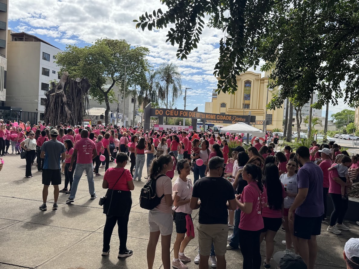Caminhada ‘Outubro Rosa’ da Acom emociona Divinópolis e une comunidade na luta contra o câncer (vídeos)