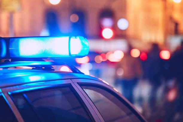 Operação Venator: PM de Divinópolis captura três foragidos da Justiça em ação intensiva Danger on the street. Blue flasher on the police car at night.