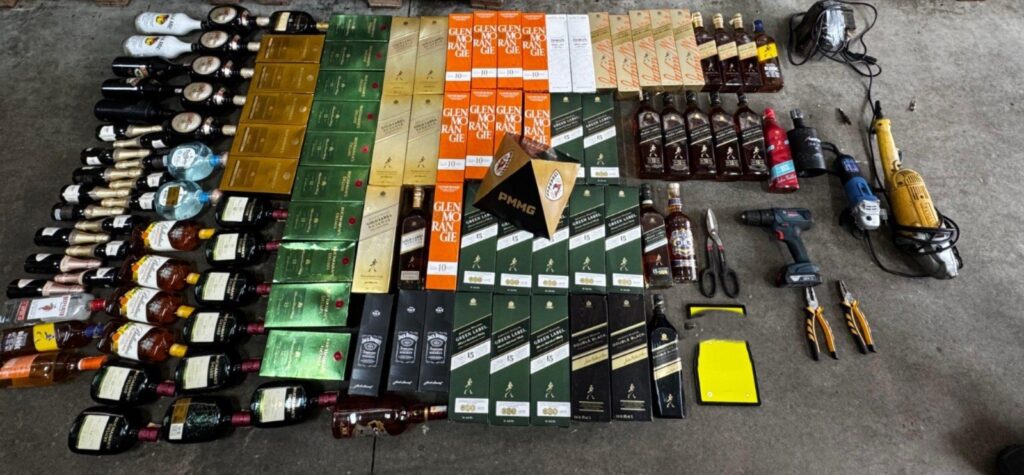 Furto inusitado: trio leva mais de 100 garrafas de whisky de supermercado em Carmo do Cajuru trio-furta-bebidas-supermercado