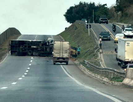 Caminhão tomba na MG-050 em Juatuba e causa congestionamento por horas nesta terça-feira